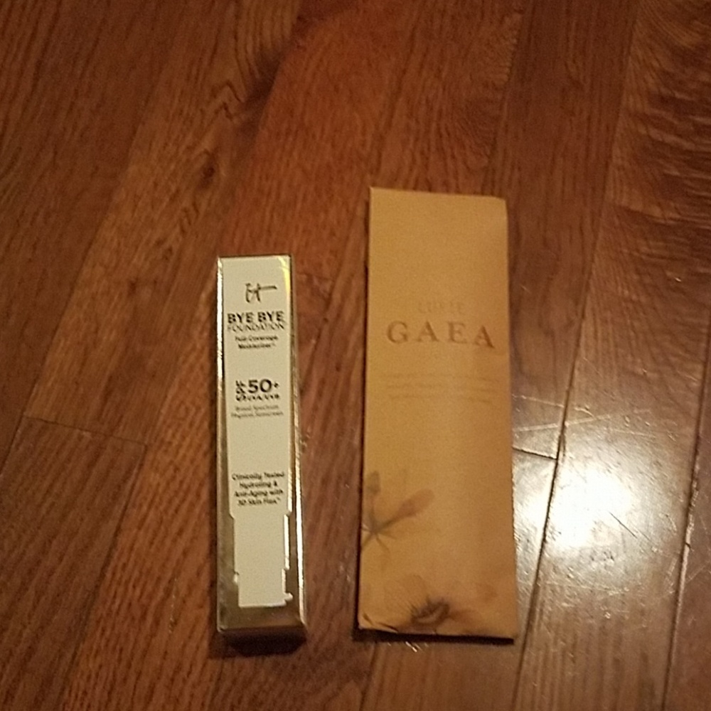 It Cosmetics foundation with Brushes